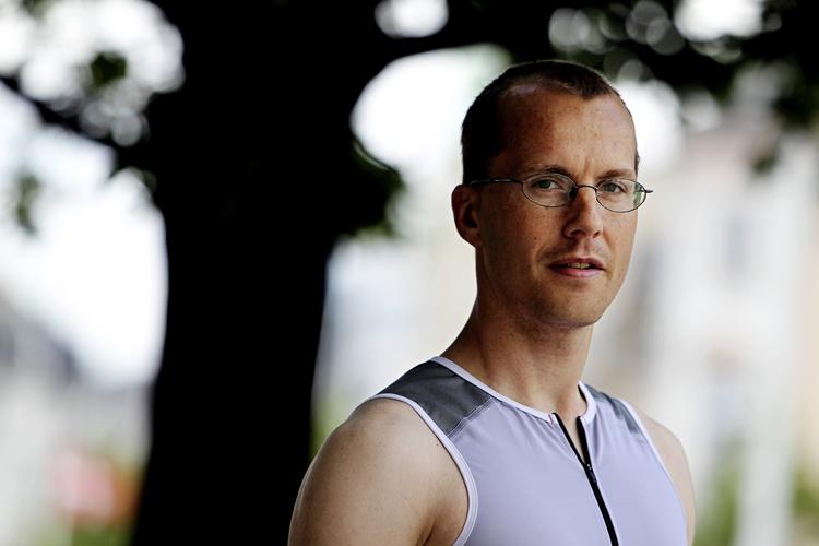 Målrettet. Når 35-årige Henrik Lund løber i mål 14. august på Christiansborg Slotsplads, har han lært en masse om, hvor meget man skal træne. Og om, hvornår det kan betale sig at holde lidt igen - af hensyn til både sin egen krop og familien. 