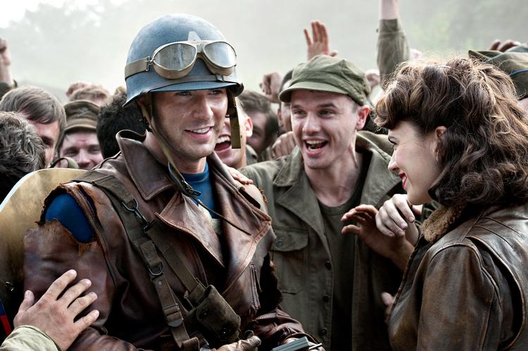 Steroider. Chris Evans som ombejlet amerikansk krigshelt mod nazisterne. Det krævede dog en vækstindsprøjtning at gøre den tidligere splejs til Captain America. 