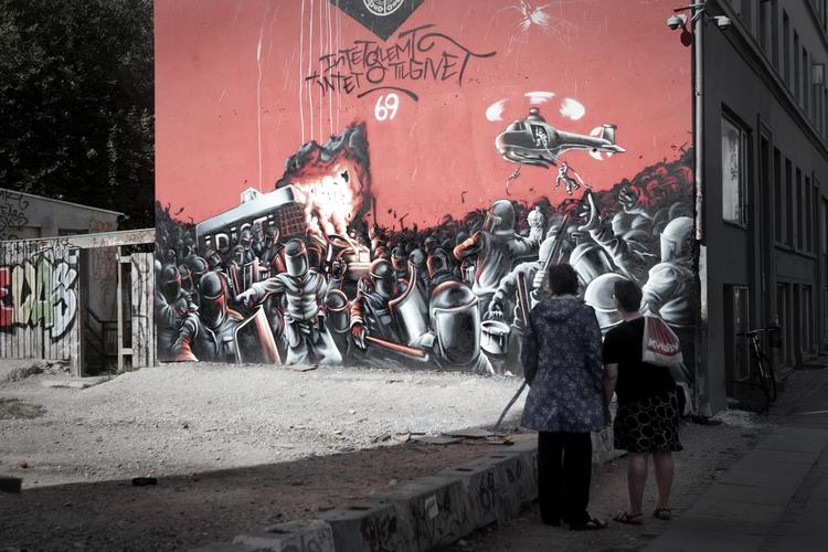 2007. Shepard Faireys fredsdue har nu fået ledsagelse af gadekamp. 