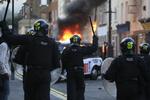 KAMPKLAR. Britiske betjente til kamp under oprør i Hackney i mandags. De har nu fået lov til at skyde med vandkanoner og plastickugler. 