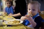 Mums. 84,5 procent af forældrebestyrelserne i kommunens 456 vuggestuer og børnehaver netop stemt ja til at fortsætte madordningen. 