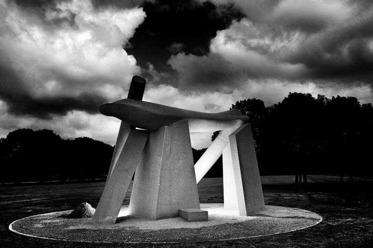 Kolossen. Jørgen Haugen Sørensens nye skulptur på Amager er 7,2 meter på sit højeste sted og 7 meter bred og har ifølge den endelige, officielle vejning en vægt på 65 ton. Diameteren på brostenscirklen er 12 meter. 