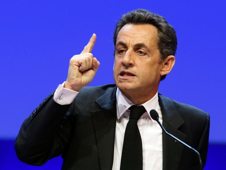 Stabil. Den franske præsident Sarkozy og regeringen kan ånde lettet op - deres korstog mod besparelser i medierne har givet dem stabilitet hos kreditvurderingsbureauerne indtil videre. 