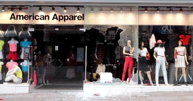 Plyndring. Denne butik i Manchester er en af de utallige forretninger, der har  haft 'besøg' af uromagere. 