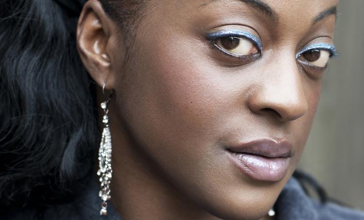 Sej. Britiske Ava Vidal fik selv sit første barn som 18-årig og optræder i sit show blandt andet med jokes om teenagegraviditeter. 