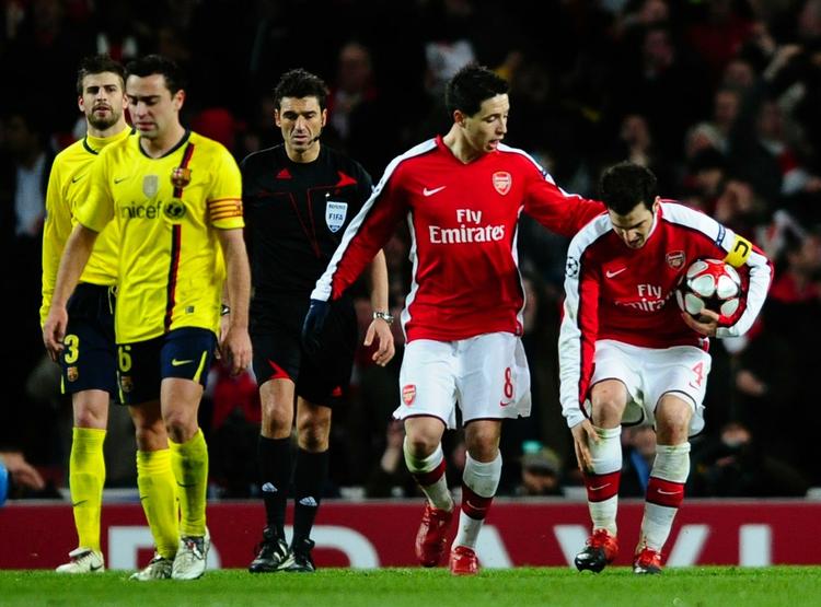 salgbar. Cesc Fabregas (th) bliver skadet efter et straffespark mod Barcelona sidste år. Spanieren kan være på vej til Barcelona, hvilket kan holde Samir Nasri (midt) tilbage i Arsenal. 