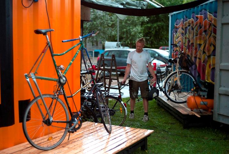 Deltag. Hvorfor køre på én cykel, når udsigten er bedre fra to oven på hinanden? På Dennis Design Center kan man få hjælp til at svejse. 