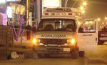 Baghold. Ambulancen på billedet blev standset af bevæbnede mænd. Patienten på båren, en såret lokal politichef, blev hevet ud på gaden og dræbt. 