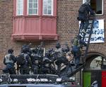 Oprør. De libyske demonstranter havde kontrol over ambassaden i nogle timer, før politiet greb ind. 
