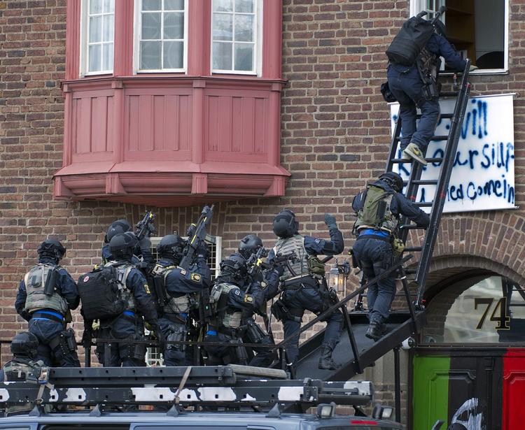 Oprør. De libyske demonstranter havde kontrol over ambassaden i nogle timer, før politiet greb ind. 