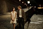PARIS! Owen Wilson og Marion Cotillard på nattevandring i de atmosfærefyldte gader kan få enhver til at glemme virkelighed og nutid. 