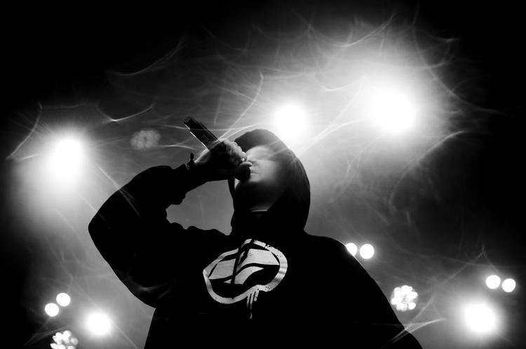 SPINDELVÆV. Regndråber på fotografens linse forsynede Suspekt med et næsten gotisk net, som passede formidabelt til både musikkens og scenens gru. 