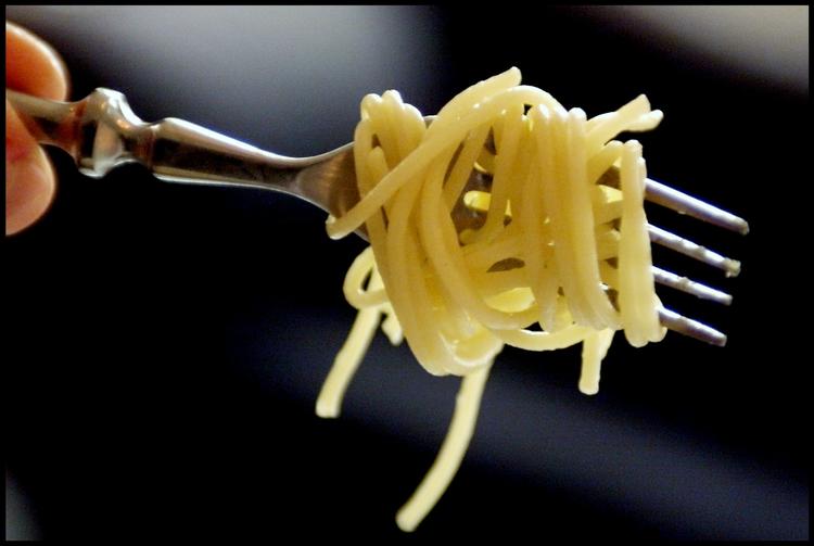 Sparemad. Der er ingen grund til at leve af spaghetti og ketchup, når madbudgettet er stramt. Her er opskrifter til billig men lækker hverdagsmad. 