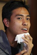 røveri. Den 20-årige malaj Ashraf Haziq fortæller nu sin version af, hvad der skete, da han mandag blev overfaldet og efterfølgende røvet af tililende, der kom ham i møde under påskud af at ville hjælpe den sårede mand. 