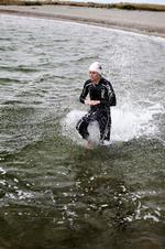 STRANDKLAR. Louise Lillesø tester vandet i Amager Strandpark, hvor starten går 14. august til Challenge Copenhagen. Svømning er hendes svageste disciplin, til gengæld er hun stærk på cyklen. 
