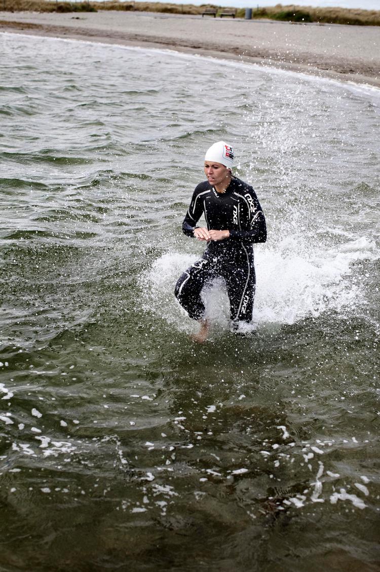 STRANDKLAR. Louise Lillesø tester vandet i Amager Strandpark, hvor starten går 14. august til Challenge Copenhagen. Svømning er hendes svageste disciplin, til gengæld er hun stærk på cyklen. 