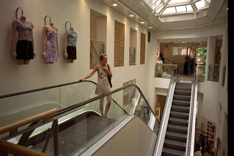 Pres. H &amp; M kan miste kunder på at spørge shoppere om de vil støtte velgørenhed, når de står og betaler ved kassen, mener ekspert. 