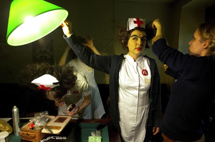 Succes. Publikum strømmer til Betty Nansen teatret, efter billetpriserne er blevet sænket. Billedet her er fra 'Hvid Magi' på selvsamme teater. 