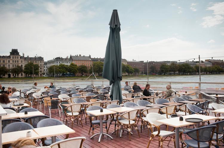 Grønt. Man kan næppe skyde skylden på Kaffesalonen, for at Peblinge Sø for tiden er plaget af vandpest.