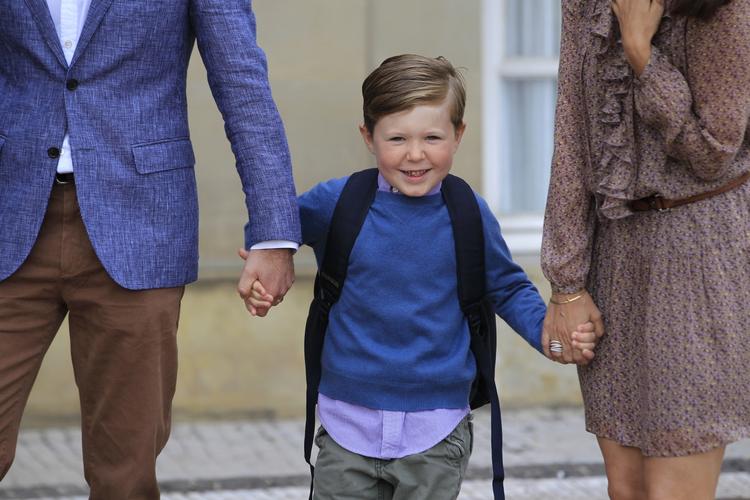 skoleklar. Prins Christian viste i dag skoletasken frem, inden turen gik til Tranegårdsskolen i Hellerup, hvor den femårige prins skal begynde i 0. klasse. 