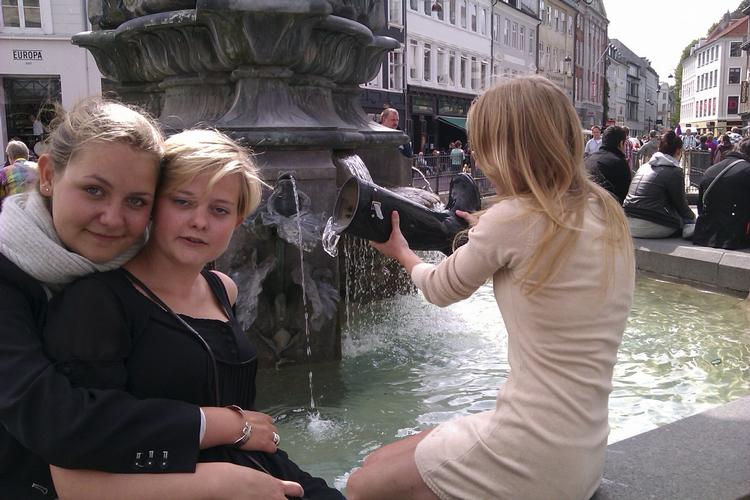 Strøget. På den midterste del af landet mest kendte gade hænger teenagepigerne, hvor punkerne viste nitter i 1980'erne. Og oppe omkring Rådhuspladsen sukker 89-årige Manna efter gamle dage. 