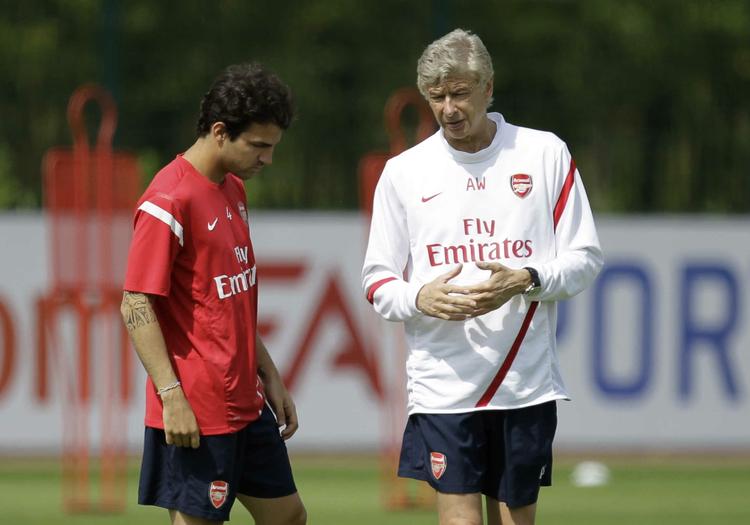 salg? Arsenals manager Arsene Wenger (th) holder stadig kortene tæt til kroppen med hensyn til et eventuelt salg af Cesc Fabregas (tv) og Samir Nasri. Men ingen af de to kommer på banen i Arsenals første kamp lørdag. 
