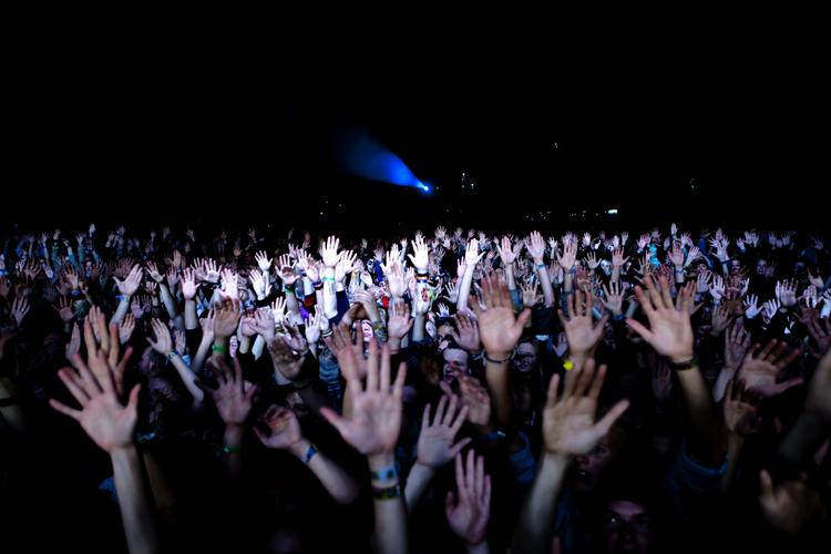Nattefest. I et forsøg på at give Smukfestens gæster et ekstra skud feststemning har festivalen besluttet omdanne Bøgescenen til en kolossal klubscene. 
