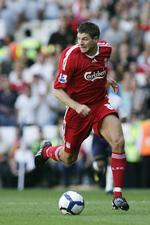 Ikon. Anfører Steven Gerrard er nærmest synonym med Liverpool FC. Nu skal danske børn lære at spille fodbold som ham. 