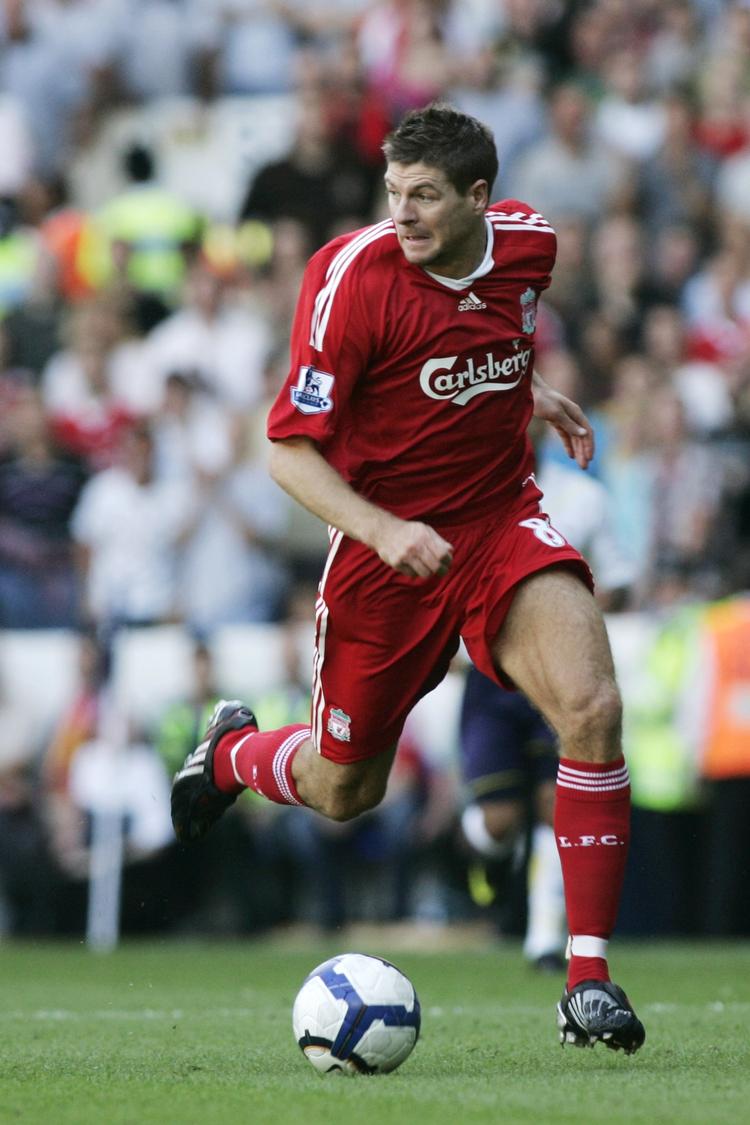 Ikon. Anfører Steven Gerrard er nærmest synonym med Liverpool FC. Nu skal danske børn lære at spille fodbold som ham. 