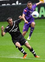 skifter. Jose Enrique (tv) kommer for sent med en tackling, da han forsøger at blokere et skud fra Fiorentinas Romulo i Newcastles sidste testkamp før sæsonstart. 