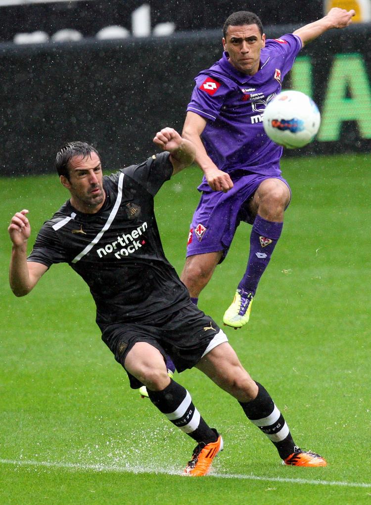 skifter. Jose Enrique (tv) kommer for sent med en tackling, da han forsøger at blokere et skud fra Fiorentinas Romulo i Newcastles sidste testkamp før sæsonstart. 
