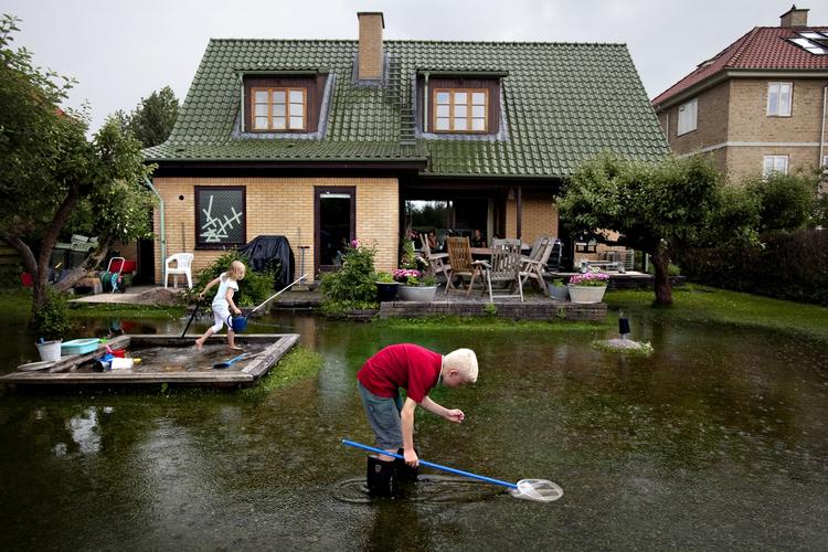 oversvømmelse. Danmark blev denne sommer ramt af det værste skybrud i 30 år. I Kastrup fik man således mere end 150 mm i løbet af blot to timer. 