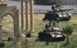 Oprør. Præsident Bashar al-Assads kampvogne i byen Hama. 