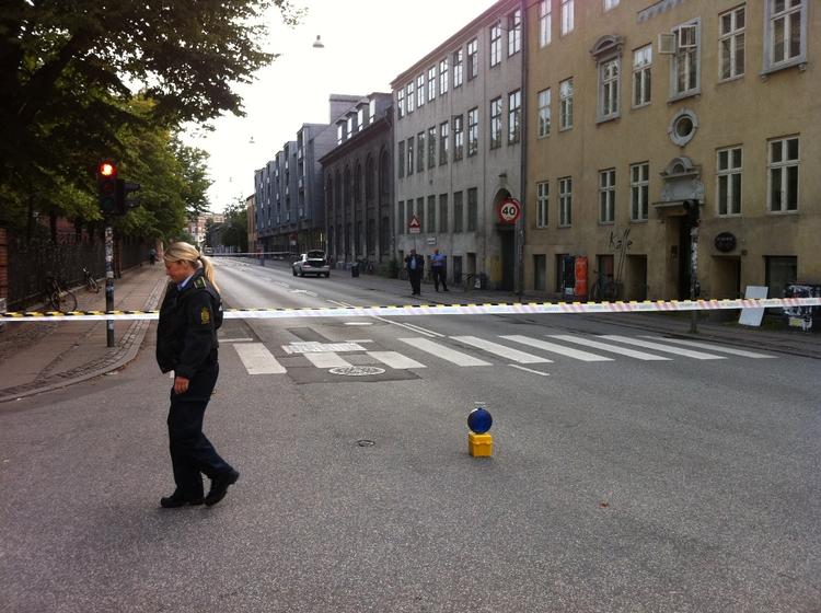 sprængfarligt. Politiet fik meldingen om håndgranaten klokken 07.46, hvorefter de afspærrede området. 