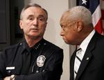 anerkendt. William Bratton (tv.) har blandt andet arbejdet i politiet i Los Angeles som her tilbage i 2006. 