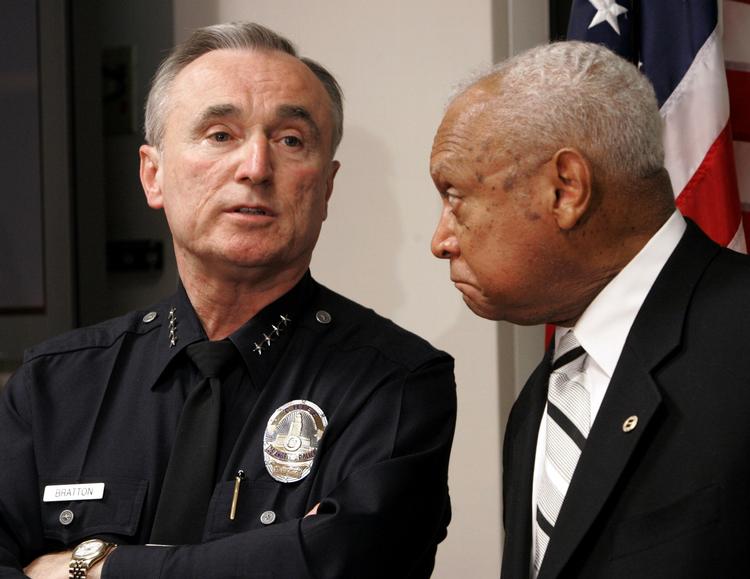 anerkendt. William Bratton (tv.) har blandt andet arbejdet i politiet i Los Angeles som her tilbage i 2006. 