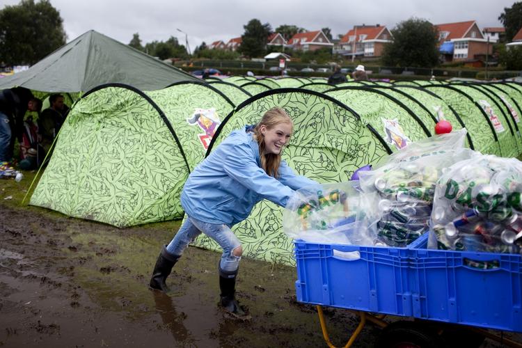 Regn. Smukfesten går en våd søndag i møde. Eftermidddagen byder på omkring 10 millimeter regn med risiko for torden. 