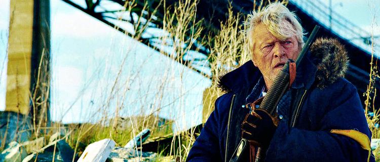 HJEMLØS HÆVNER. Hårdtprøvede Rutger Hauer får ryddet op i en by, der minder mest om helvedes forgård.