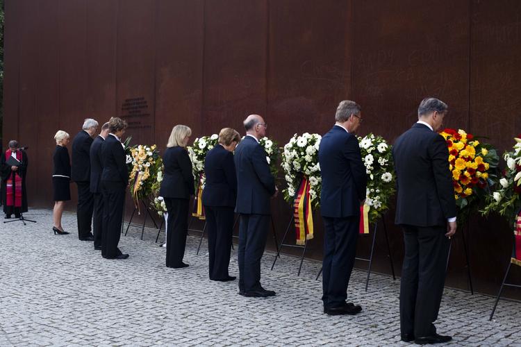 MARKERING. Tyske politikere mindes 50-års dagen for Berlinmurens opførsel. Fra højre ses Berlins borgmester Klaus Wowereit, forbundspræsident Christian Wulff, parlamentspræsident Norbert Lammert og kansler Angela Merkel. 