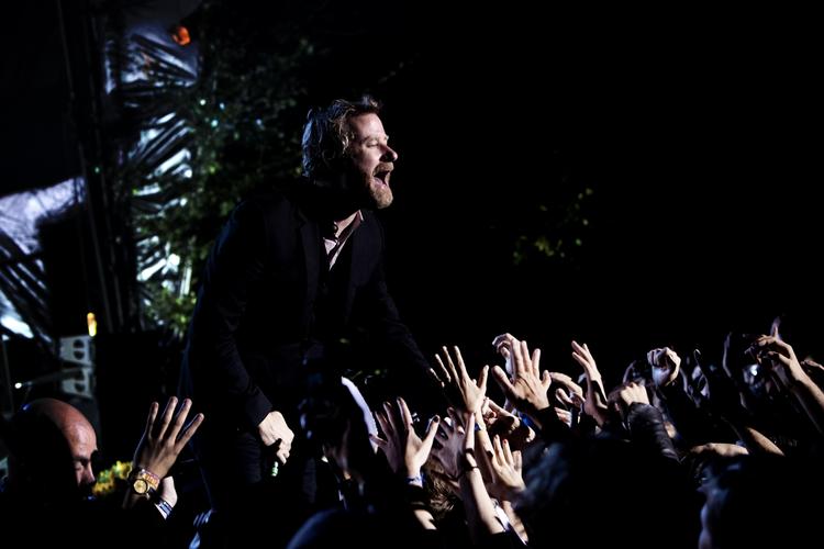 Håndtryk. Sanger Matt Berninger nåede kun delvist ud over scenekanten. 