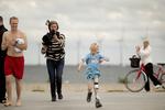TRIUMF. Fighterånden er på plads hos Lukas Kærgaard Petersen, der gennemfører sin første lille triatlon på Amager Strand, Junior Challenge, sammen med sin far Dennis Seiler-Holm (bar mave). 