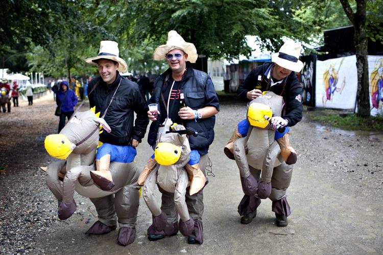Omsætning. Publikum, som disse tre beredne koncertgæster, har været flittige til at købe øl i festivalsbarerne. Smukfest omsætter efter alt at dømme for rekord meget i år. 