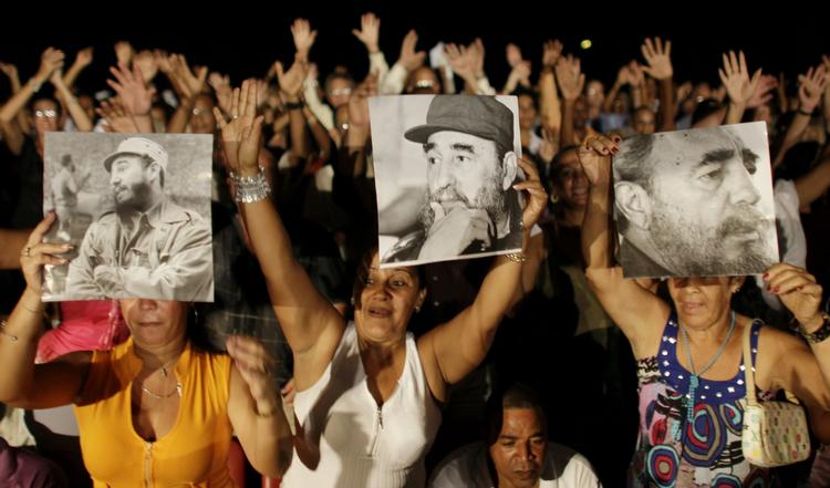 Lykønskning. I går var der fest i Karl Marx-teatret i Havana. Fidel Castro sås mange steder, selv fødselaren ikke selv var til stede. 