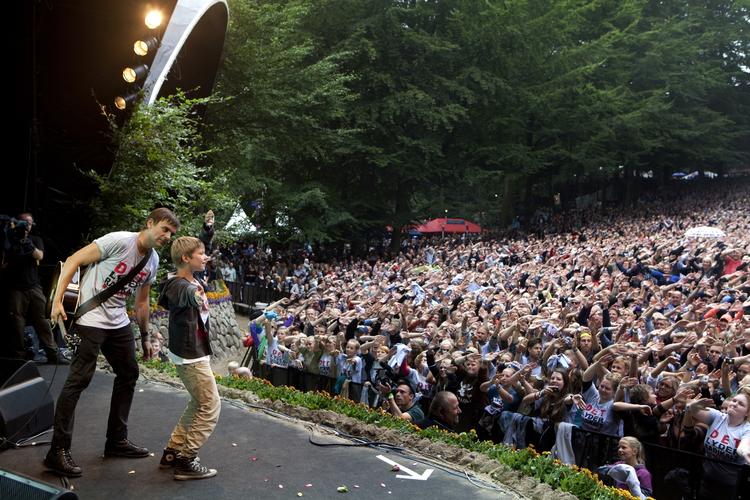 Syng! Jonas på 14 år blev hentet op på scenen for at styre publikum. 