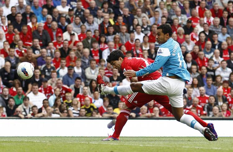 sammenbrud. Luis Suarez scorer for Liverpool, som spillede fejende flot den første halve time på hjemmebanen Anfield mod Sunderland. 
