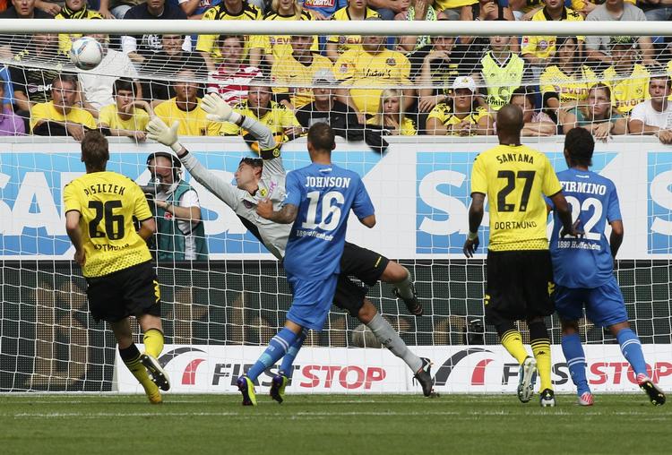 drømmemål. Hoffenheims Sejad Salihovic har sendt en kanonkugle afsted, som Dortmunds målmand Roman Weidenfeller ikke kan parere. 