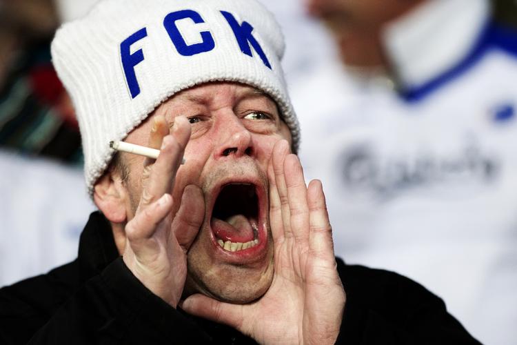 opråb. En FCK-fan kalder sit hold frem på banen i kampen mellem FCK og OB  17. oktober 2010. 