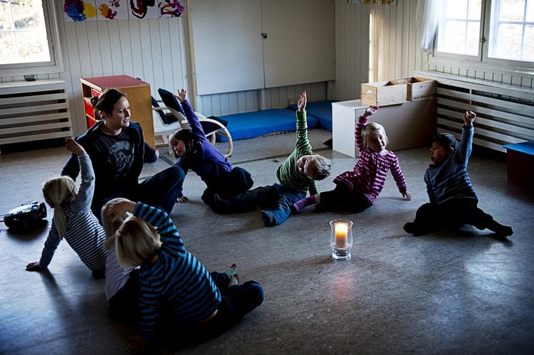 Aktiv. Næste gang pædagoguddannelsen står foran en reform, bør man ifølge dagens skribent opprioritere den del af uddannelsen, hvor pædagoger i praksis lærer kunsten at lege og støtte op om børnenes legende adfærd. 