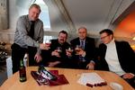 Skål. Øllauget tæller medlemmer fra partier på begge sider af Folketingssalen. Kim Christensen (DF), Per Clausen (EL), Kristian Pihl Lorentzen (V) og Benny Engelbrecht (S) får sig her et krus øl. 