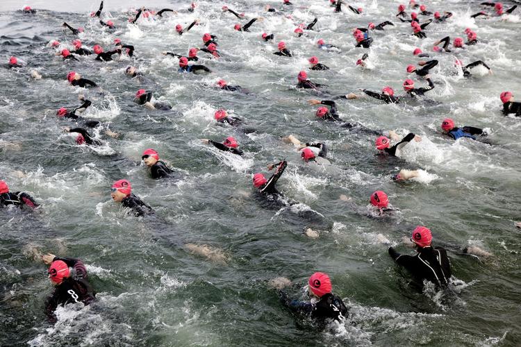 Lagunesvømning. Mere end 2.000 deltagere begyndte deres triatlon fra Amager Strand. 